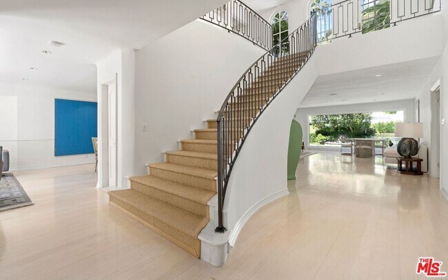 Foto del edificio - 1241 Stone Canyon Rd