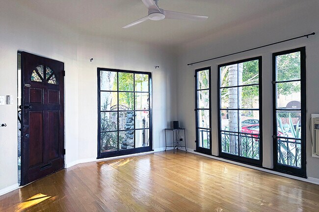 Foto del edificio - 632 N Sycamore Ave