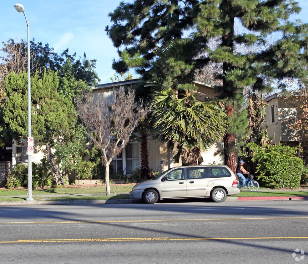 Primary Photo - 18953 Sherman Way