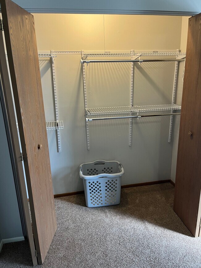 Amplio vestidor principal - 102 Hartford Ct