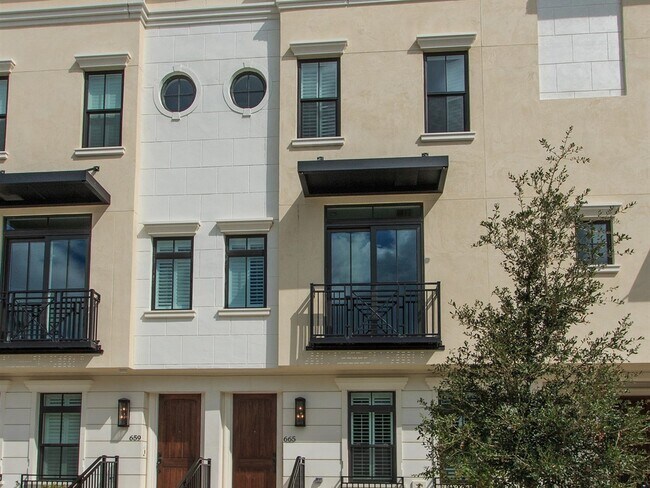 Foto del edificio - Chic Big City Inspired Brownstone