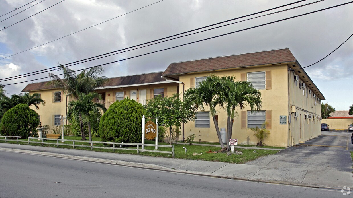 Building Photo - 2240 Ludlam Rd