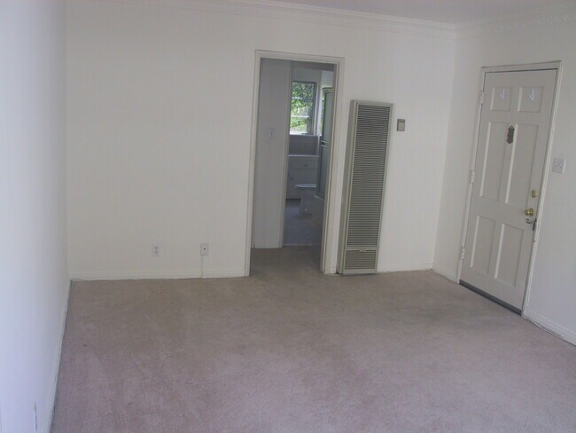 Building Photo - 222 S Reeves Dr