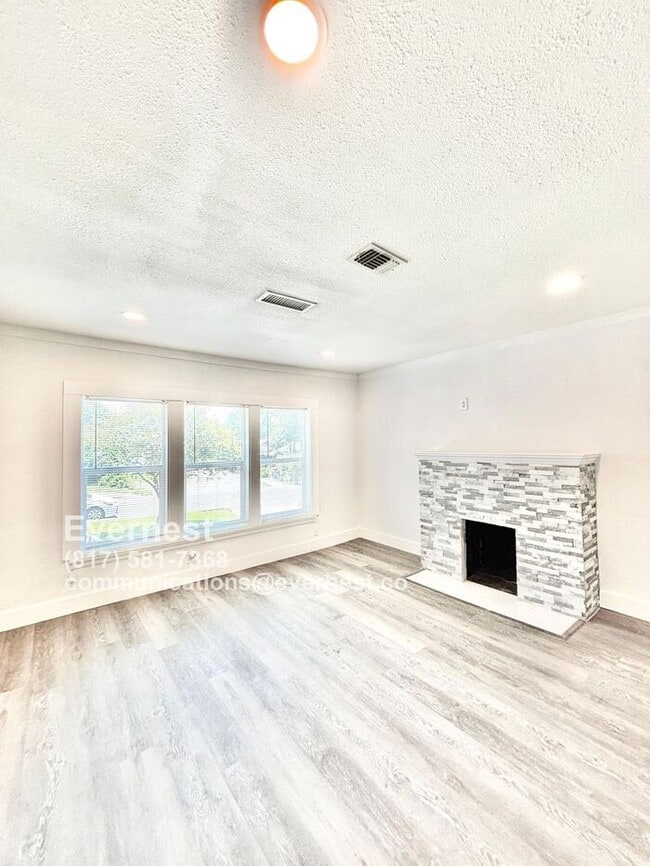Building Photo - 715 W Pembroke Ave