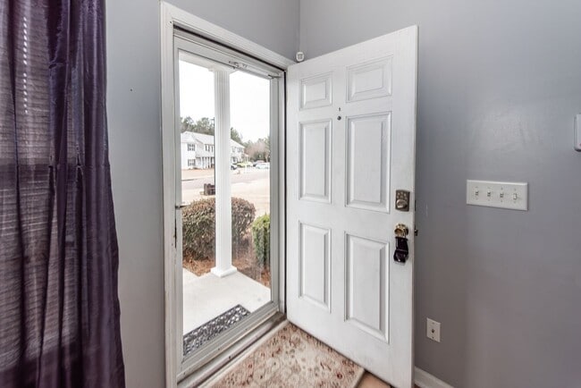 Building Photo - 3 Bedroom, 2.5 Bathroom Townhome in Lakes of Summerville - Summerville