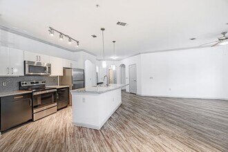 Building Photo - 8877 Lakes at 610 Dr