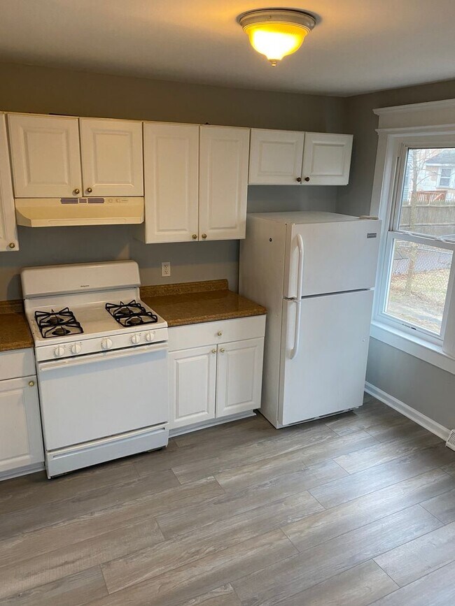 Building Photo - 3 Bedroom, 1 bathroom house in Pleasantvil...