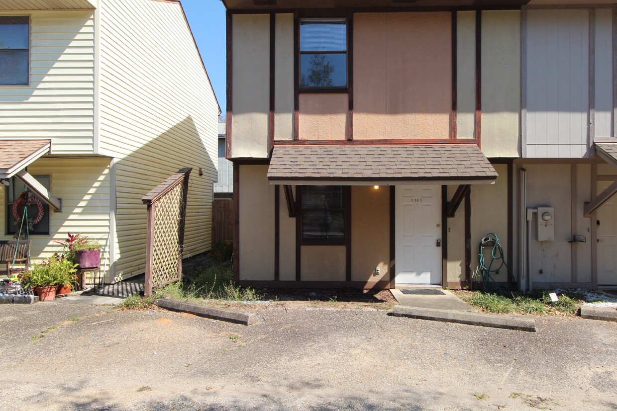 Primary Photo - 2 bedroom 1.5 bathroom townhome in SE Pens...