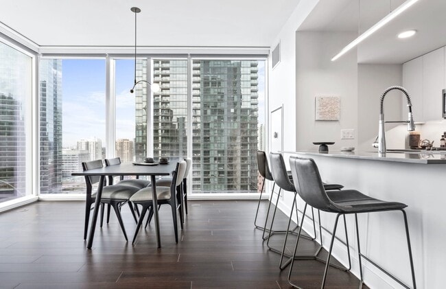 Photo - 100 W Wolf Point Plaza Apartment