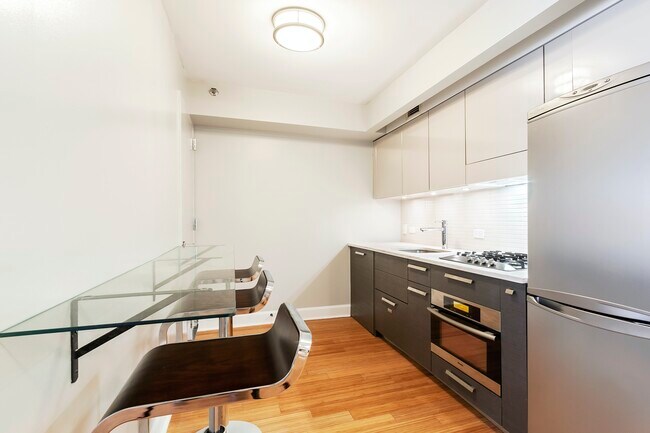 Foto del edificio - Sunny, South Facing Studio with W/D!