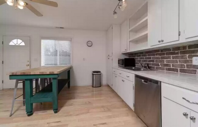 Foto del edificio - 2 bed 1.5 bath unit in the Meadows-$100 of...