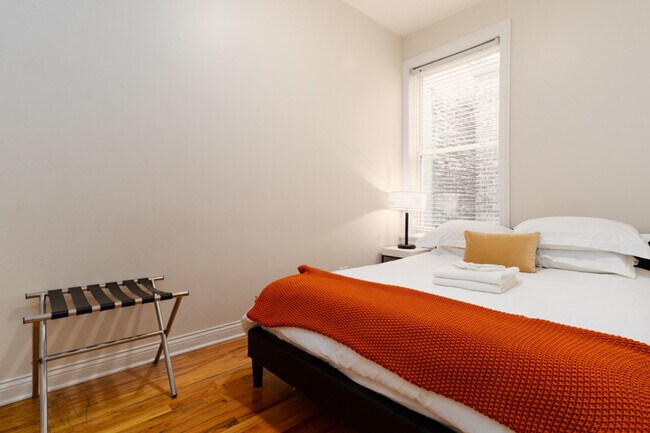 Foto del edificio - 2149 W Division St
