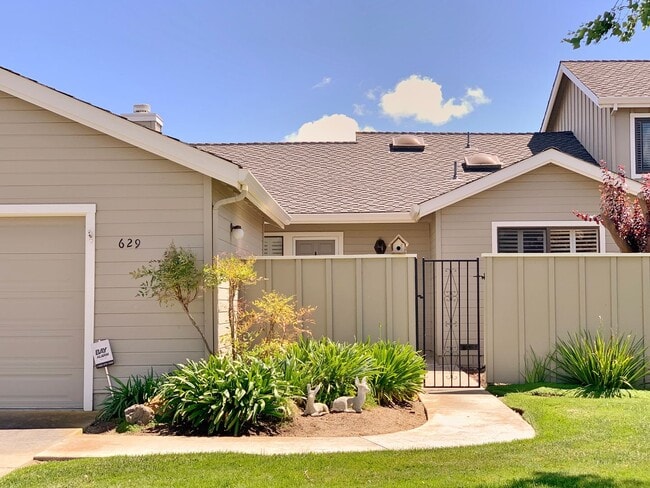 Building Photo - 2 Bedroom Condo in Ridgemark with Beautifu...