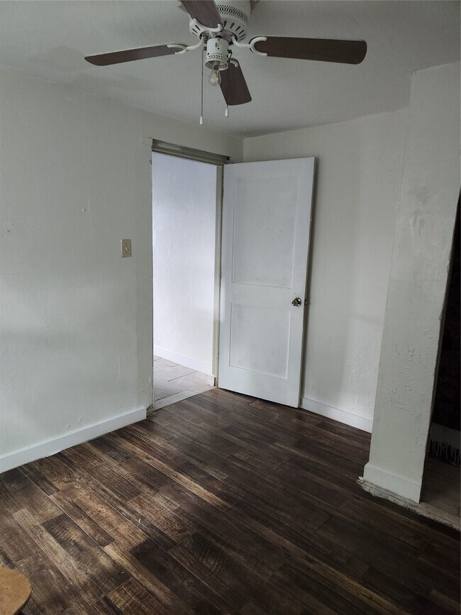 Building Photo - 2312 Bleker St