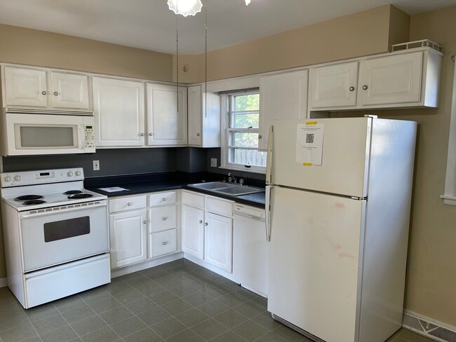 Building Photo - 3615 Kennedy Dr