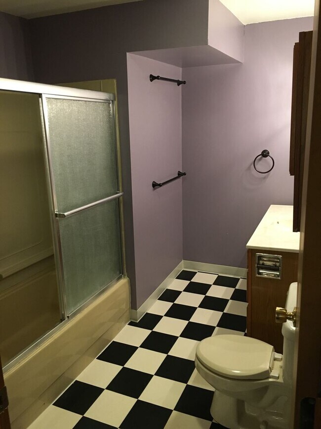 Foto del edificio - 3 Bed 1 Bath with Double Stall Garage