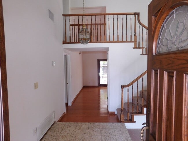 Building Photo - Spacious 2 Story 3 Bedroom + Den, 2 Bath H...