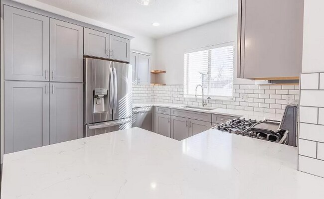 Building Photo - Perfect location 3 bed 2.5 bath Townhouse.