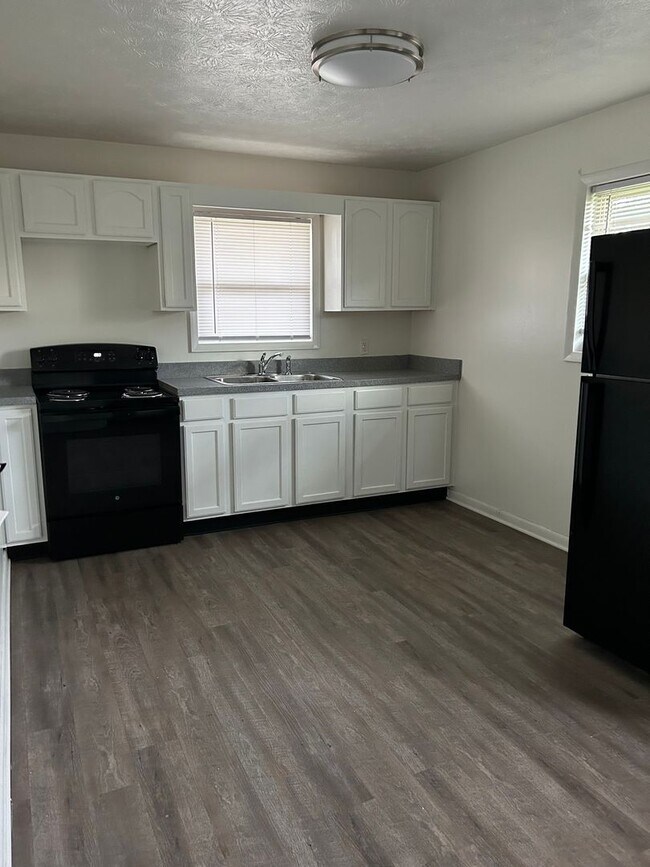 Foto del edificio - 7015-7017 N Manor Dr