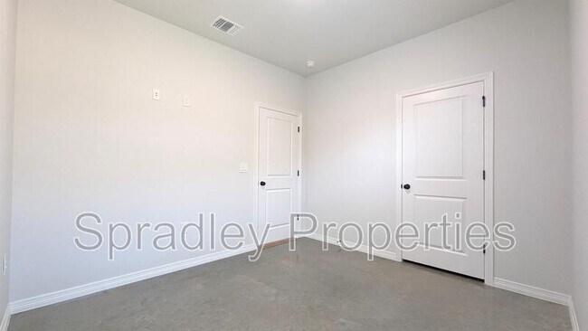 Building Photo - 305 Juniper Dr
