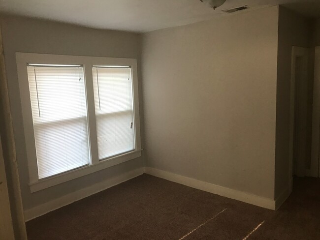 Building Photo - 1 bed, 1 bath with washer and dryer near U...