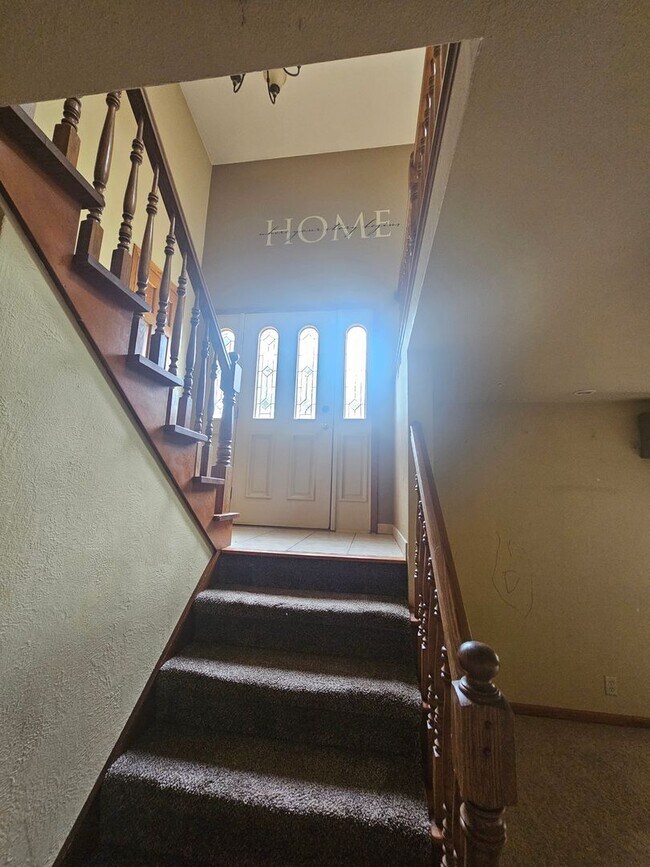 Foto del edificio - 3 bedroom 2 bath with additional lower lev...