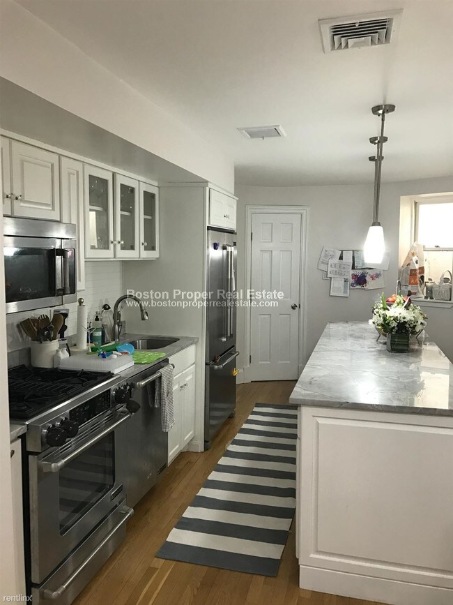Foto del edificio - 2 br, 2.5 bath  - 17 Braddock Park Apt 1