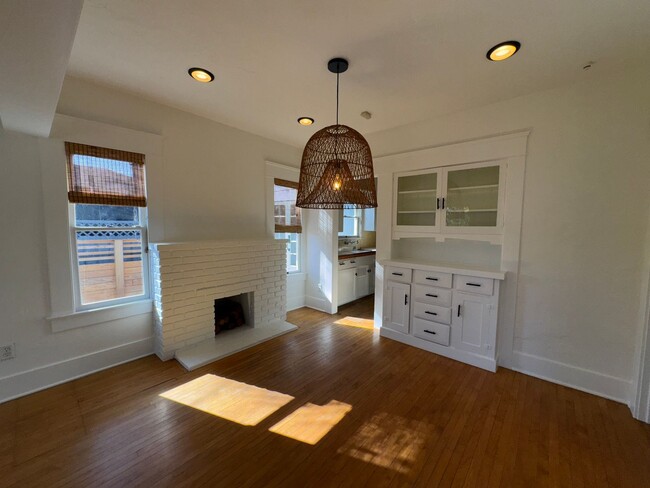 Building Photo - Adorable 2 Bed / 1 Bath Craftsman w/ Hardw...