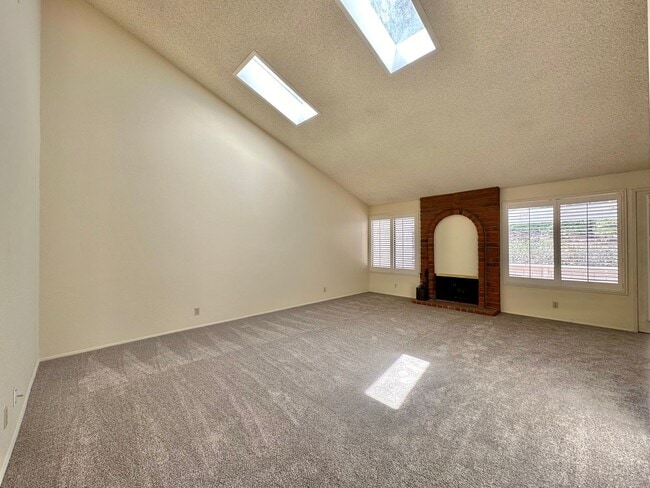 Building Photo - 3 Bedroom Townhome In the Beautiful Smoke ...