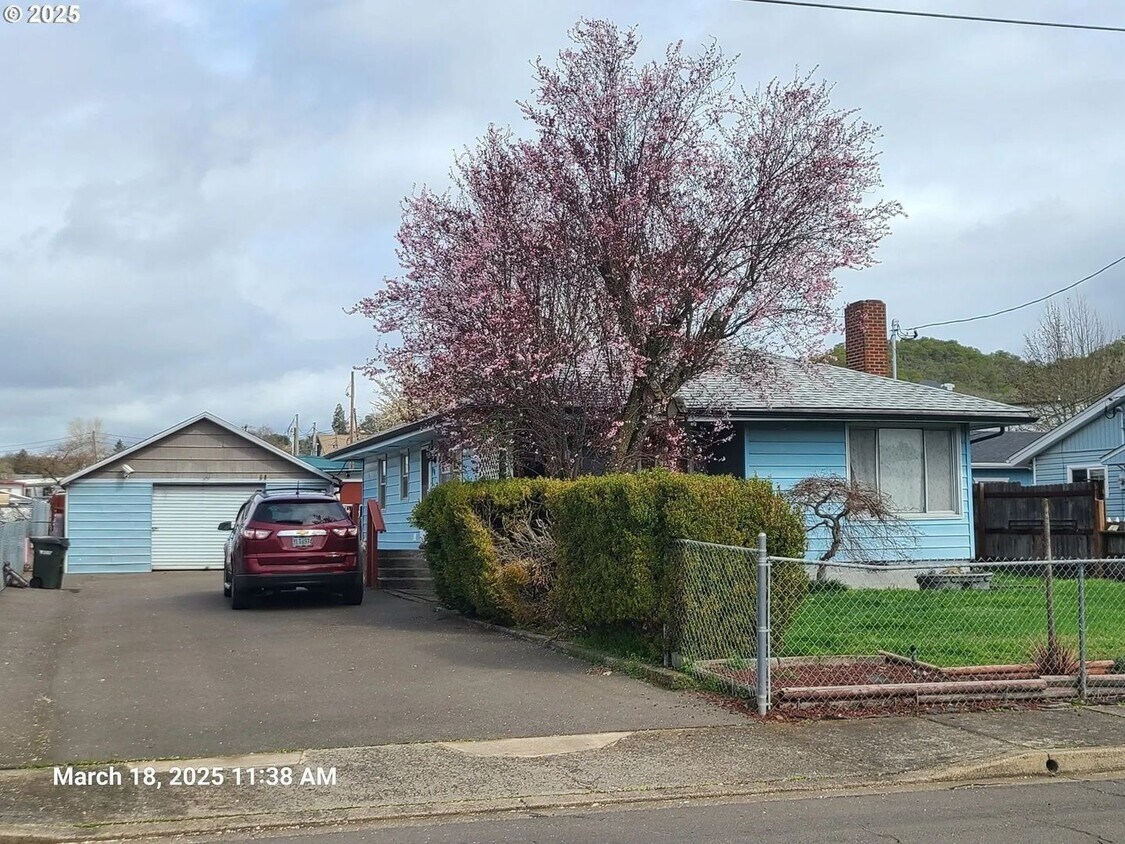 Primary Photo - Cute Bungalow 3-bedroom room 1 bath with g...