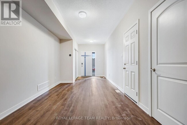 Photo du bâtiment - 1004 Elixir Pl