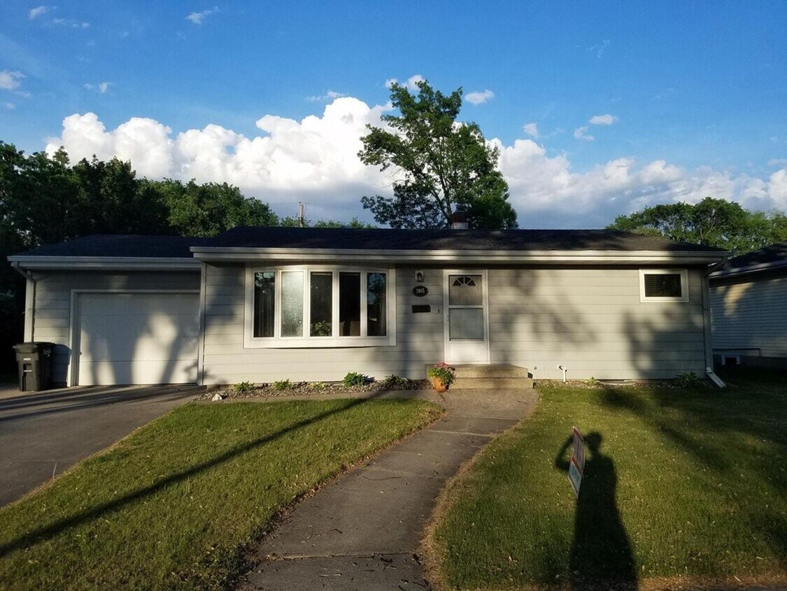 Primary Photo - 3 Bedroom in North Fargo!!