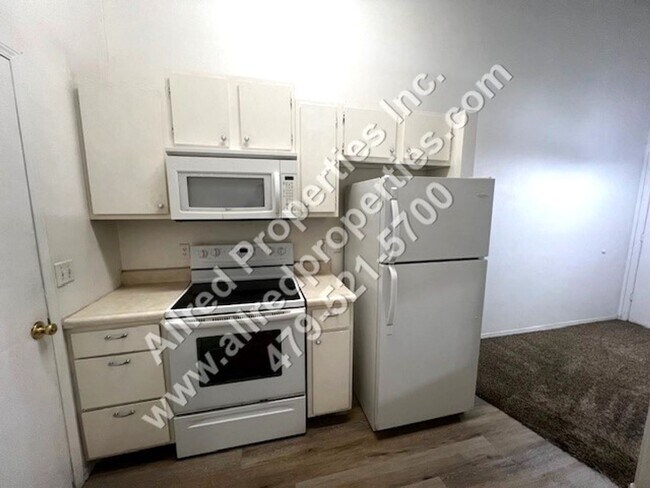 Foto del edificio - 2 Bedroom Duplex With NEW LVP Flooring In ...