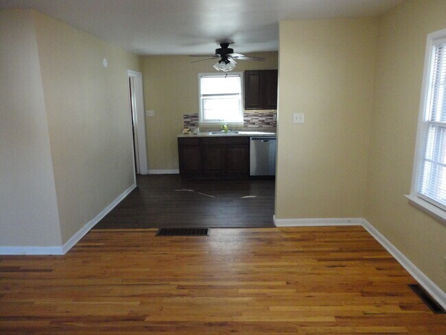 Kitchen - 215 Creekview Dr