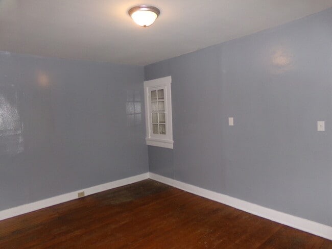 Building Photo - Freshly painted 3 Bed 1 Bath Home!