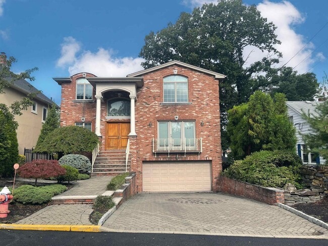 Building Photo - 13 1st St