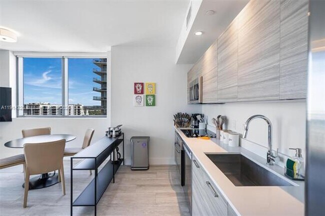 Foto del edificio - 121 NE 34th St