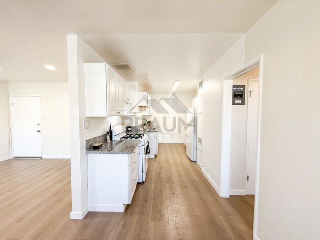 Foto del edificio - 7339 Woodman Ave