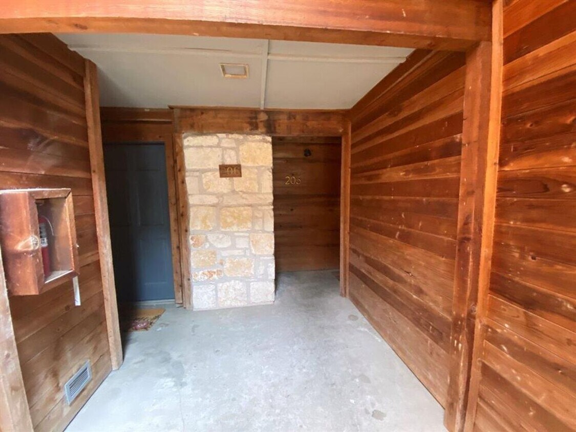 Foto principal - Come check out this rare upper-level 1 bed...