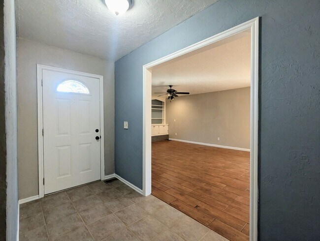 Foto del edificio - Spacious Home Near Tinker AFB with Storm Shelter & Wood Privacy Fence!