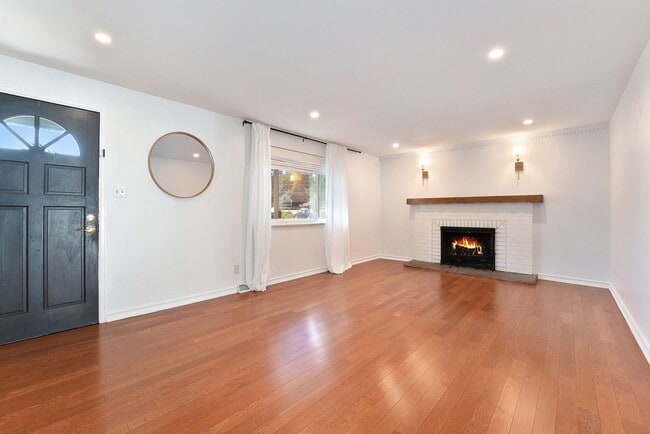Building Photo - Charming Home w/Updated Kitchen and Yard B...