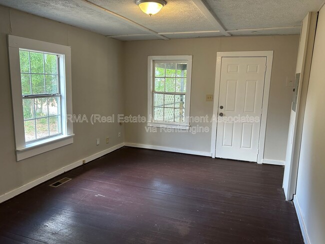 Building Photo - 1048 W College St Ext