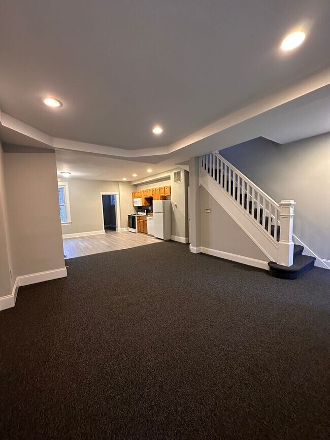 Building Photo - 2 Bedroom - Newly Renovated!