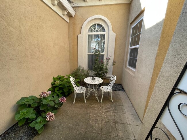 Foto del edificio - 8024 Halesworth Dr