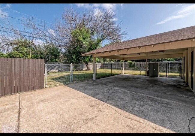 Building Photo - 5501 Lake Highlands Dr