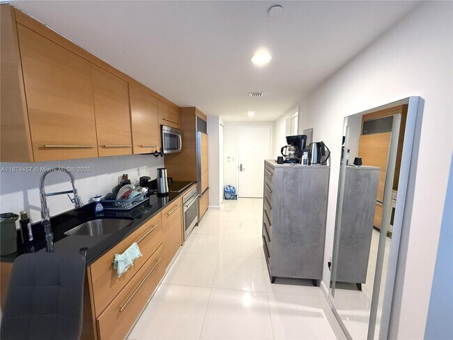 Building Photo - 495 Brickell Ave