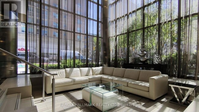 Photo du bâtiment - 320 Richmond St E