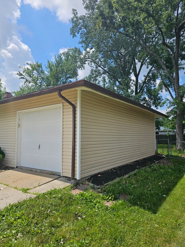 Building Photo - 420 Edgeknoll Ln