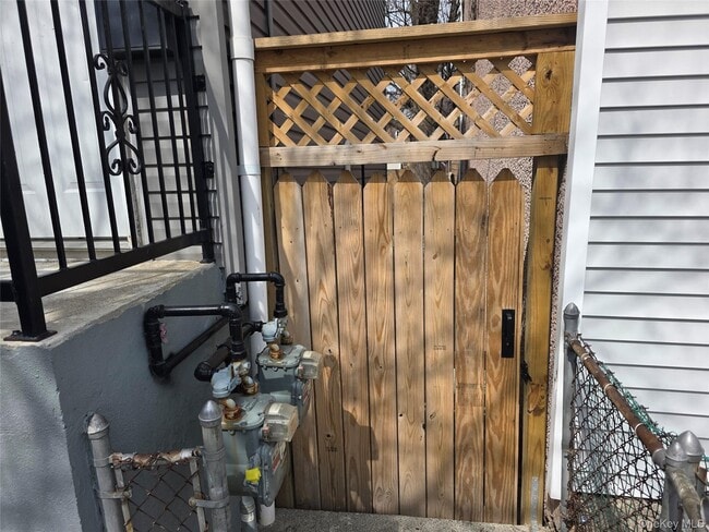 Building Photo - 42 Hasbrouck St