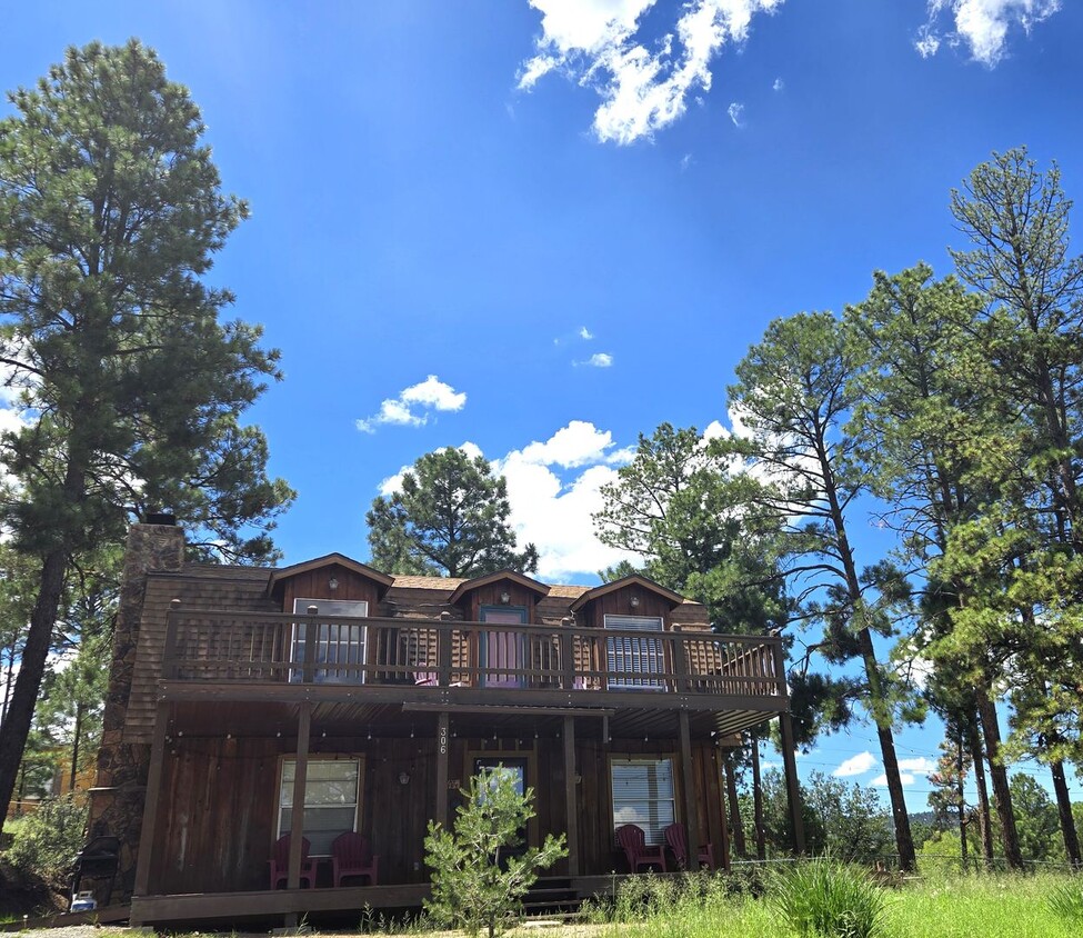 Primary Photo - Large Three Bedroom Home Close To Midtown ...